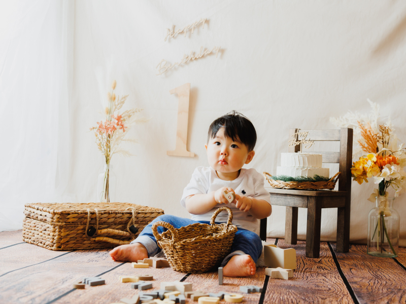 1歳のお誕生日の記念写真を撮る男の子